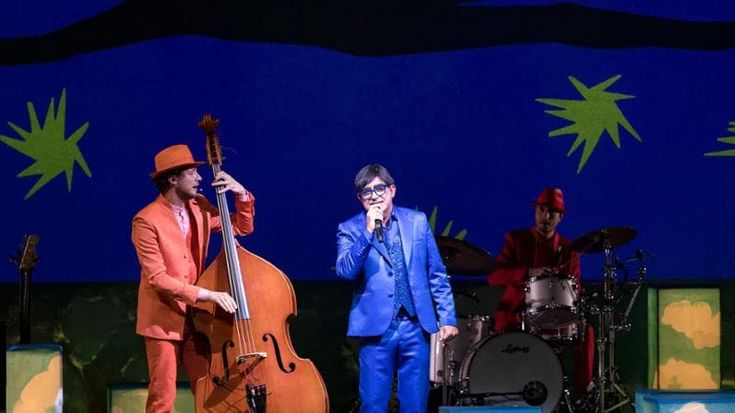 Elio sul palco seriamente comico: “Risate futuriste con Jannacci e gli altri”