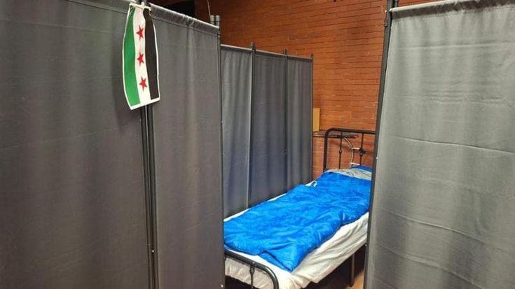 Brandine con i separé, vestiti caldi e cibo nella casa per i senzatetto di Progetto Arca