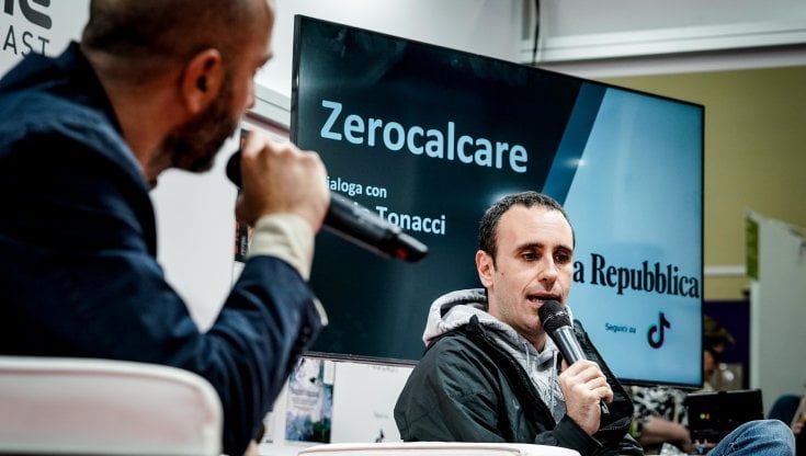Zerocalcare:  "La destra si sta prendendo i posti di potere piazzando la sua panchina"
