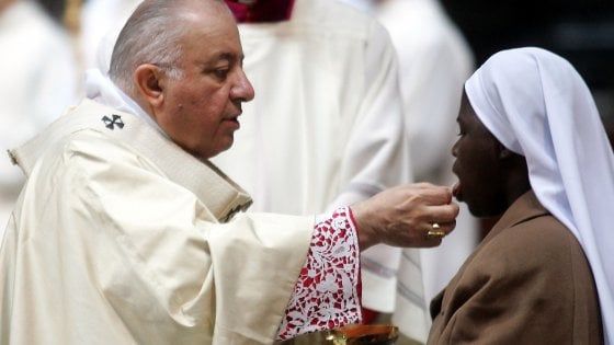 Il cardinale Dionigi Tettamanzi è in gravi condizioni. Il vescovo di Milano: "Pregate per lui"