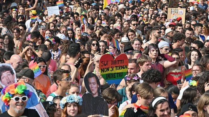 Il Pride a Torino porta l’arcobaleno in via Po: “I nostri corpi fanno la resistenza”