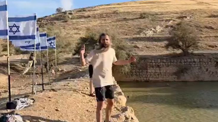 Cisgiordania, coloni rubano l’acqua ai palestinesi e trasformano un’area archeologica in una piscina