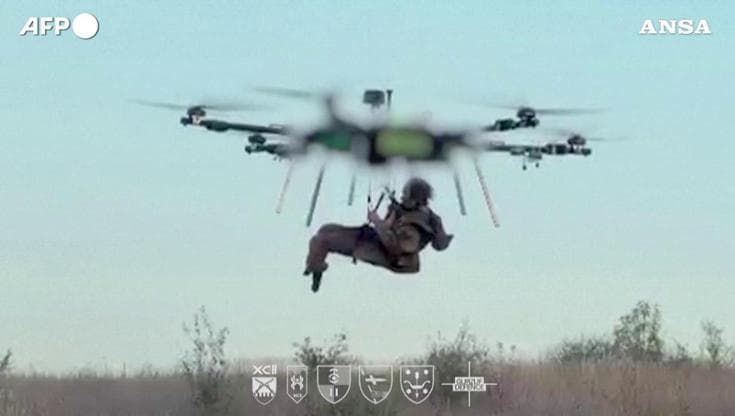 Ucraina, per la prima volta un soldato ferito viene evacuato con un drone: il video del salvataggio