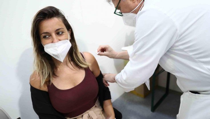 Coronavirus in Lombardia, autunno già a rischio per la variante Delta: a farla circolare gli under 50 non vaccinati