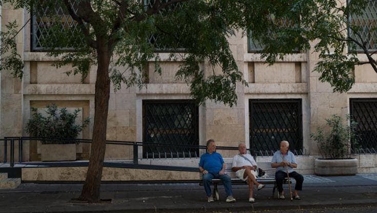 Sulla barbarie della commissione. Gli anziani che aspettano il bus
