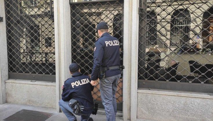 Spaccata nella notte in centro. L'uomo arrestato: "Intanto tra mezz'ora sono fuori"