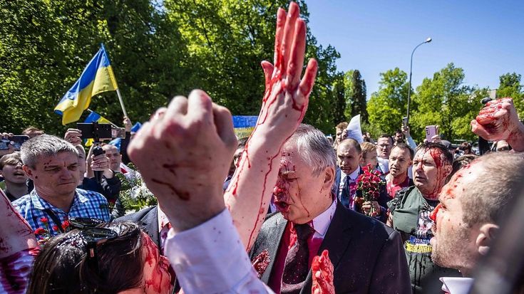 Vernice rossa per l'ambasciatore