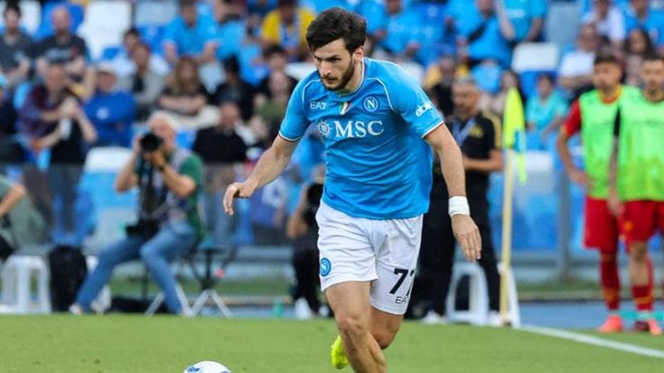 Chiesa al Napoli se Kvaratskhelia va al Psg: i francesi offrono 100 milioni, e Conte non dice no alla cessione. Zirkzee vuole l’Italia, il Milan sfida la Juve
