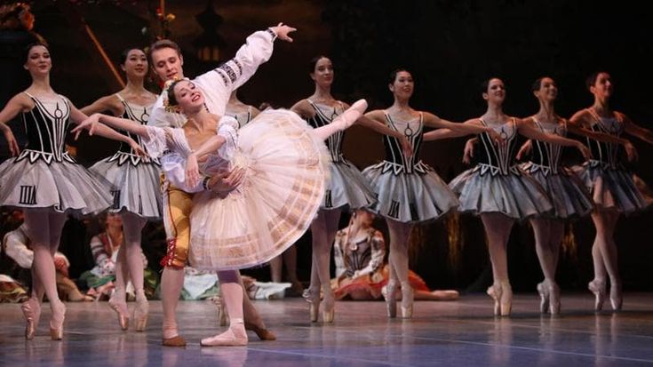 Quel peperino di Coppélia, l’étoile Nicoletta Manni conquista la Scala