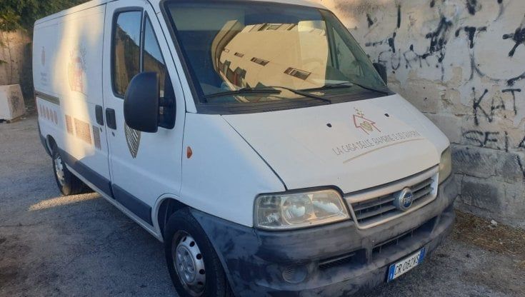 Bari, ritrovati i due furgoni rubati utilizzati per aiutare i bambini fragili. Decaro: "I vostri gesti ignobili non hanno grande fortuna"
