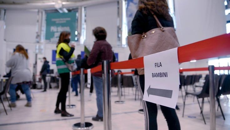 Vaccino Covid in Lombardia, per over 80 e fragili prenotazioni online per la quarta dose negli hub e nelle farmacie 