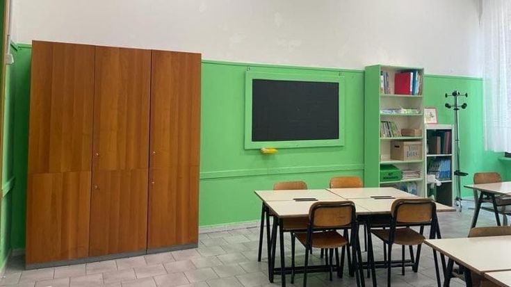 Tra i genitori che ridipingono l’aula c’è l’ex ministro Fioramonti: “Mi dimisi perché mancavano i fondi per la scuola, non è cambiato niente”