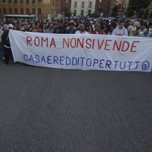 Casa, torna l''acampada' a Porta Pia: "Restiamo qui e sabato il corteo". Traffico in tilt