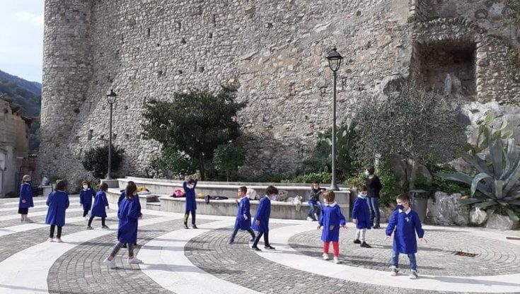 Potenza, nell’istituto comprensivo di Balvano si fa lezione sotto il castello