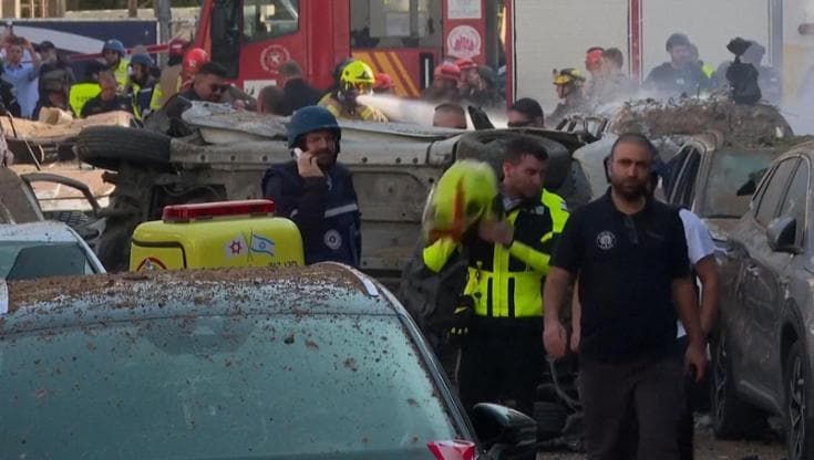 Tel Aviv, nuovo attacco iraniano all'alba: danni e feriti nel centro della capitale