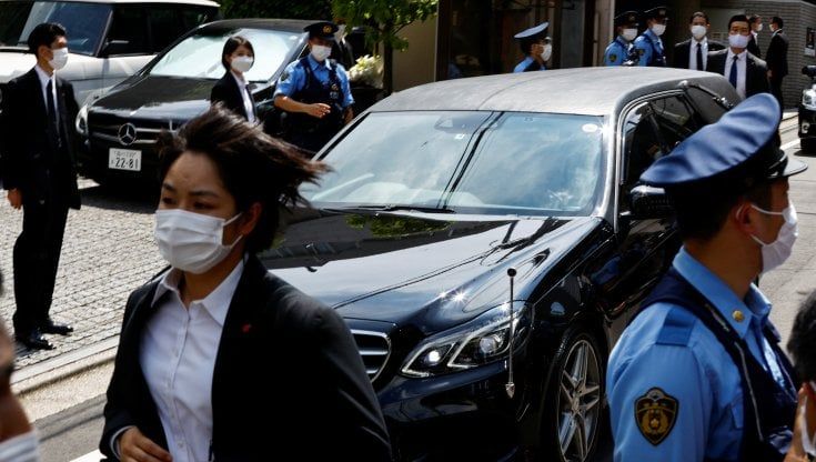 La salma di Abe a Tokyo per l'ultimo composto saluto del Giappone