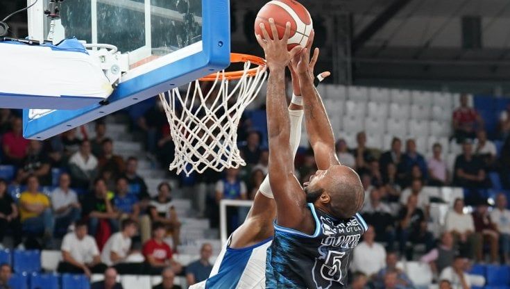 Basket, Supercoppa: la Virtus beffa Milano all'overtime: sarà finale con Sassari che piega Tortona