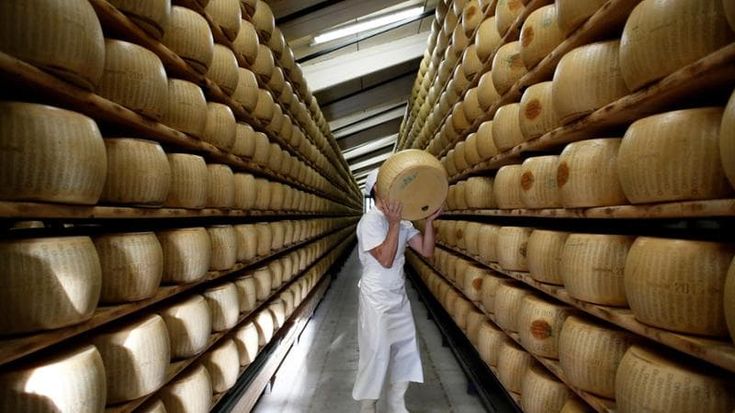 “No al dazio doppio sul Parmigiano”. Tajani protesta