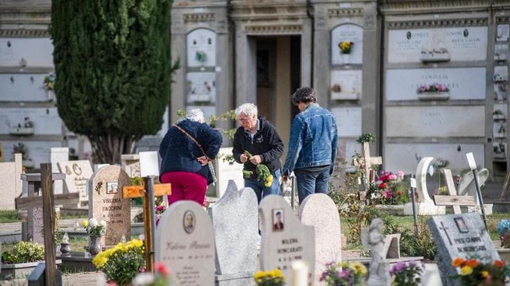 “Forno crematorio chiuso e disservizi”, la protesta dei dipendenti dei cimiteri di Bologna