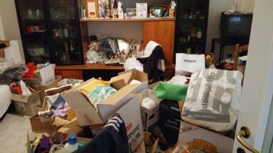 Riccione, accumulatore seriale di rifiuti convinto dagli agenti a pulire casa