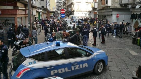 Napoli, bimba ferita: quattro fermi per la sparatoria al mercato di Forcella