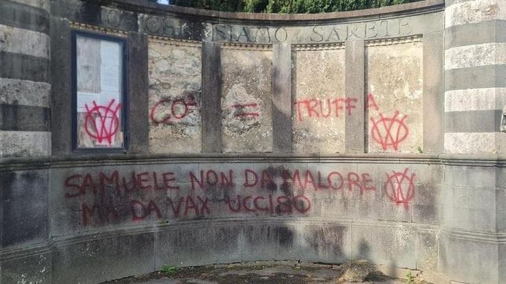 “Samuele ucciso dal vaccino” La scritta no vax al cimitero di Pescia. La vedova: “Vergogna”