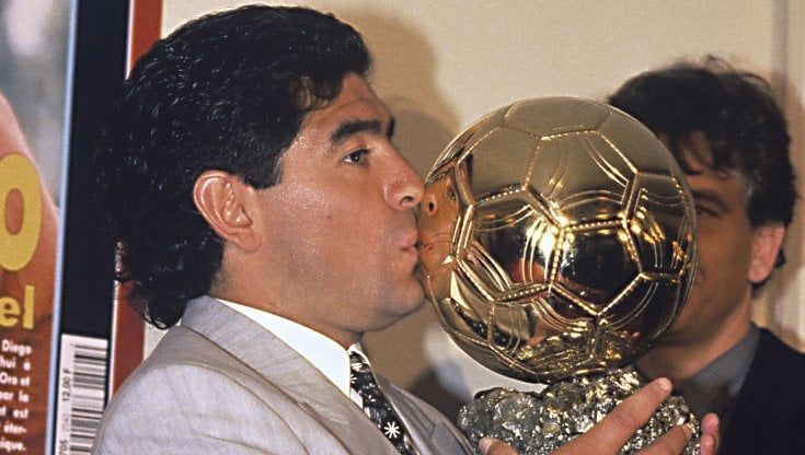 L'omaggio della Francia a Maradona, Macron: "C'era un re Pelé, ora c'è un Dio Diego"