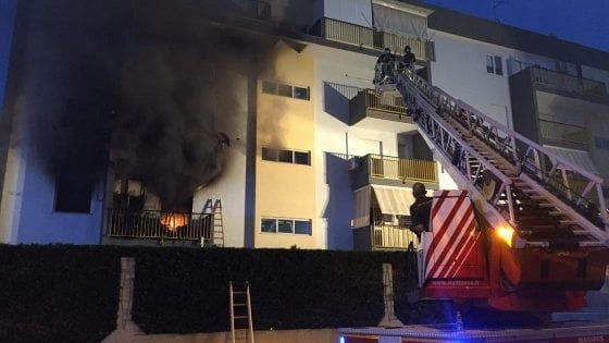 Bari, incendio distrugge appartamento. Uomo si lancia dal primo piano, non è grave