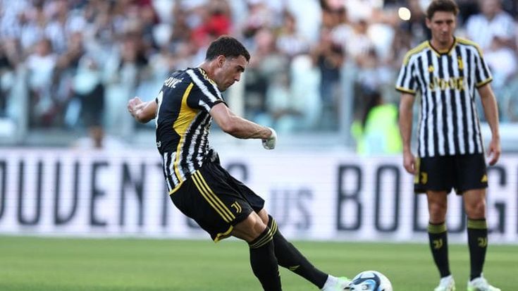 Juventus, otto gol nella sfida in famiglia: doppietta di Vlahovic. Allo Stadium cori contro Lukaku