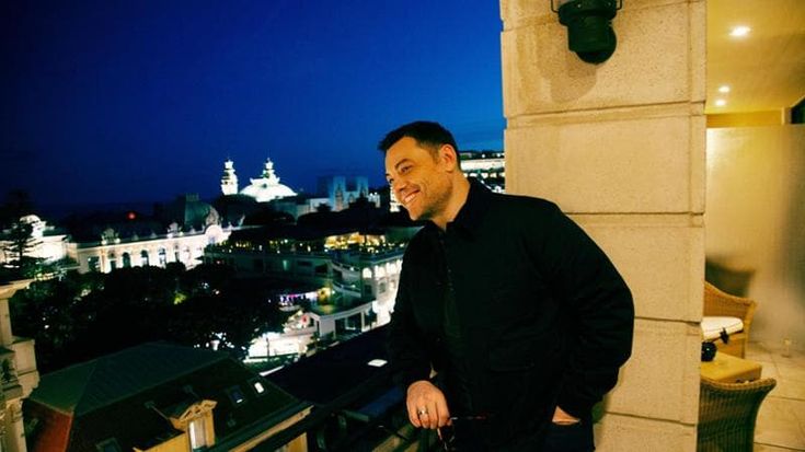 Tiziano Ferro si confessa a Vittorio Lingiardi: «Ero a terra ubriaco. Lì ho scelto l’analisi»