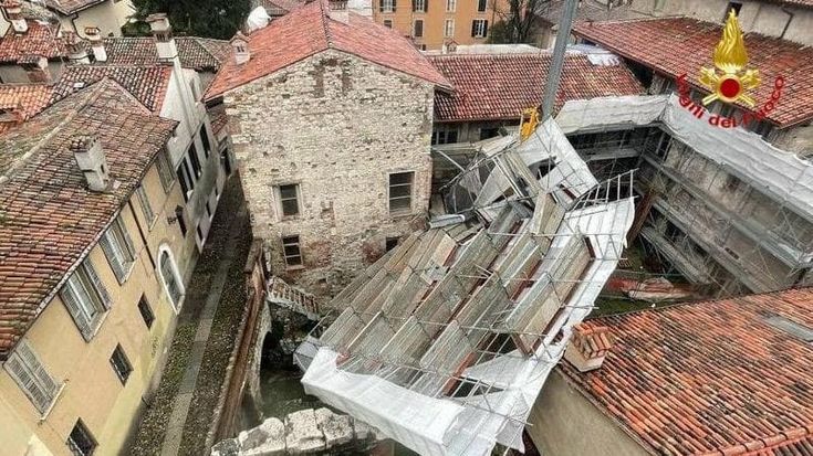 Brescia, ponteggio si stacca per il maltempo e cade sopra un sito archeologico romano. Oltre 150 gli interventi in Lombardia