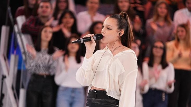 Sarah Toscano ad Amici 23, pronta alla sfida con viole e violini