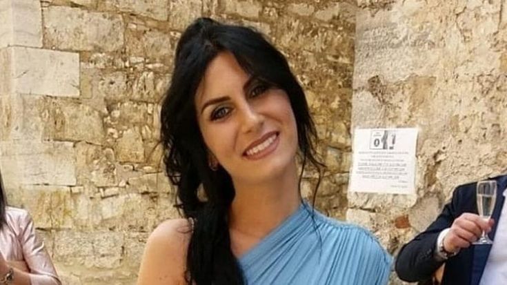 Erica Carroccia muore a 31 anni dopo aver partorito due gemelli: tre medici sotto inchiesta