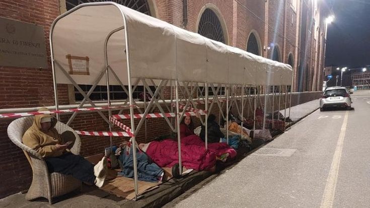Accampati in strada per la richiesta di asilo: “Dormo qui da tre notti, il mio turno è tra 10 giorni”