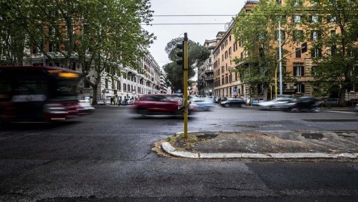 Roma, si torna a morire sulle strade: nei primi 5 mesi del 2021 duemila incidenti in più del 2020