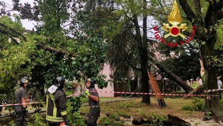 Nubifragi e vento a 140 chilometri all'ora in Toscana, due morti a Carrara e a Lucca. Feriti e danni in tutta la regione. 100 evacuati a Massa e Carrara. Giani firma lo stato di emergenza