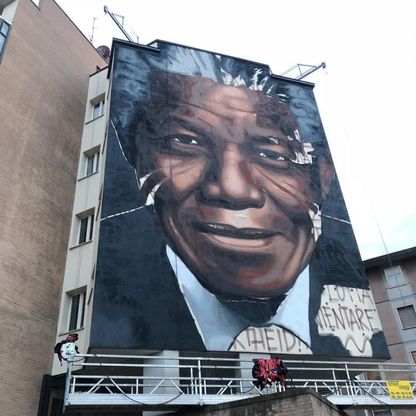 "Il condominio dei diritti", sulle case popolari di Firenze spunta il murale dedicato a Mandela