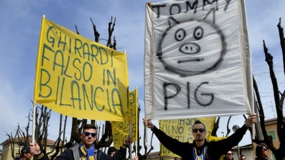 Presidio dei tifosi del Parma a Carpendolo paese dell'ex presidente Ghirardi
