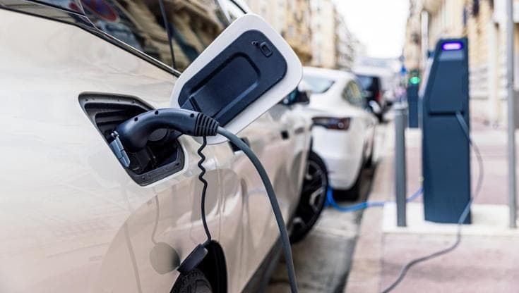 Auto elettriche, l’Italia accelera nel 2025. Ma resta lontana dai target al 2030