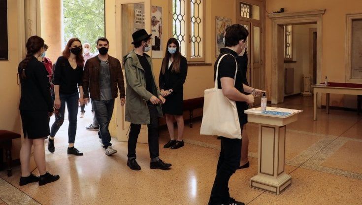 Dalle mascherine all'aerazione dei locali: i consigli della Scienza per prevenire il coronavirus