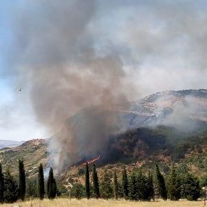 Casa in fiamme a Isnello, forestale salva quattro bambini