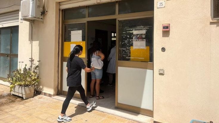 Tanti genitori in fila per vaccinare i figli: “Ora abbiamo paura”