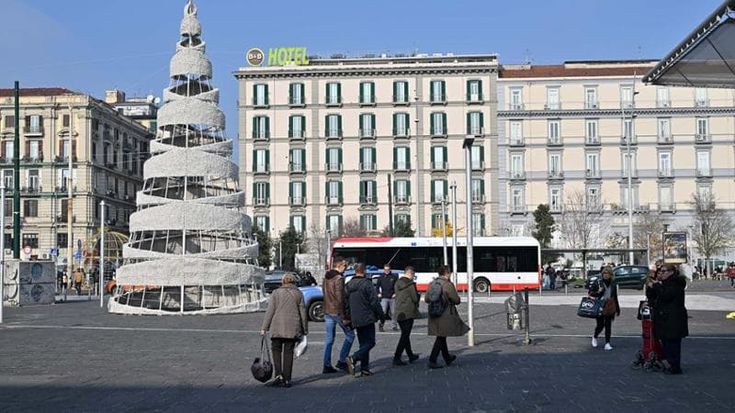 Spettacoli nella cavea di piazza Garibaldi. Gli operatori: “Area snobbata, chiediamo di più”