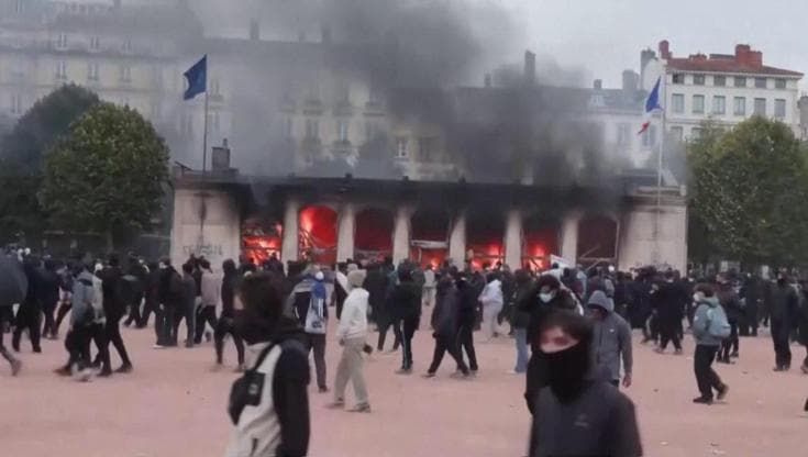 Lione, i manifestanti bersagliano l'ufficio del turismo: l'edificio avvolto dalle fiamme
