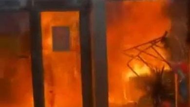 Proteste degli studenti in Francia, le fiamme avvolgono l'atrio di un liceo di Nantes