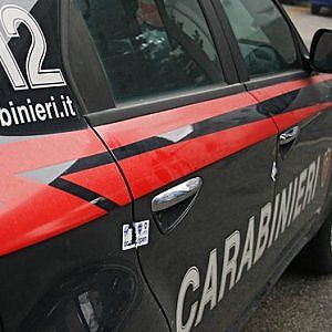 Bergamo, litiga con il padre di 91 anni e lo chiude sul balcone al gelo: arrestato