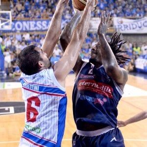Basket A2, finale play off: Brescia travolge la Fortitudo e vola in serie A