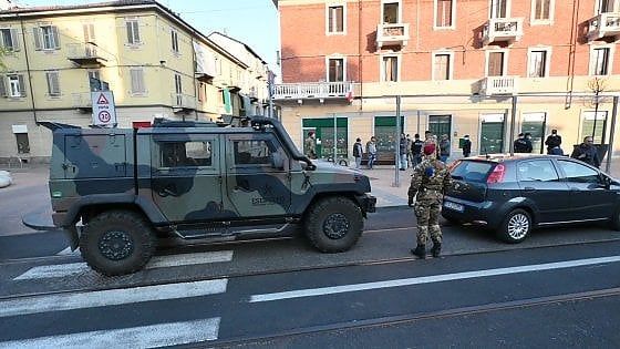 Torino, gli assembramenti continuano nonostante i divieti: a Barriera di Milano arriva l'esercito