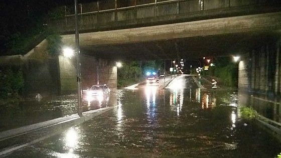 Nubifragi su tutto il Torinese, notte di paura e tre sottopassi allagati anche in città
