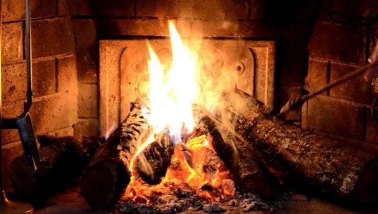Accende il camino per Natale e brucia 20mila euro di buoni postali nascosti dal marito